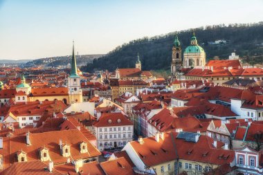 Prague, Çek Cumhuriyeti - Nisan 04: Aziz Nicolas Kilisesi ve çatılarının Lesser Town