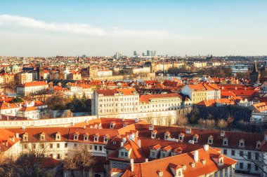 Prague, Çek Cumhuriyeti - Nisan 04: Cityscape Prag Prag Kalesi görüldüğü gibi