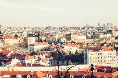 Prague, Çek Cumhuriyeti - Nisan 04: Cityscape Prag Prag Kalesi görüldüğü gibi