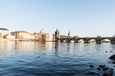 Prag'da Vltava Nehri ve charles Köprüsü