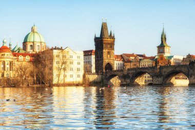 Prague, Çek Cumhuriyeti - Nisan 04: Vltava Nehri ve Charles Köprüsü manzarasına tuttu günbatımı güneş ile Prague, Çek Cumhuriyeti
