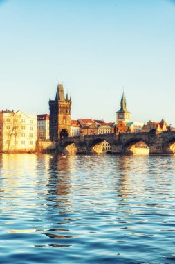 Prague, Çek Cumhuriyeti - Nisan 04: Vltava Nehri ve Charles Köprüsü manzarasına tuttu günbatımı güneş ile Prague, Çek Cumhuriyeti