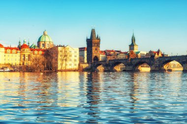 Prague, Çek Cumhuriyeti - Nisan 04: Vltava Nehri ve Charles Köprüsü manzarasına tuttu günbatımı güneş ile Prague, Çek Cumhuriyeti