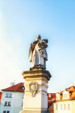 Prague, Çek Cumhuriyeti - Nisan 04: Prag Charles Köprüsü'nde Barok heykeller