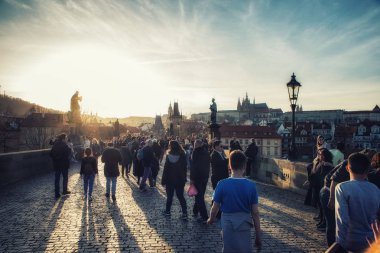 Prague, Çek Cumhuriyeti - Nisan 04: turist zevk Charles Köprüsü'nde ortaçağ mimarisi.