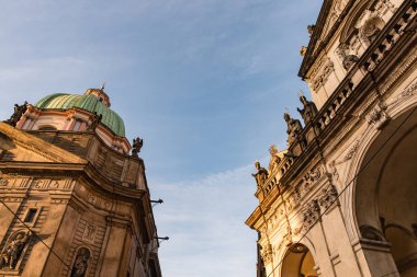 Prague, Çek Cumhuriyeti 04 Nisan 2018: Podol çeyrek Prag şehir merkezinden metroyla, right (Doğu) nehir üzerinde yer alan bir ilçedir.