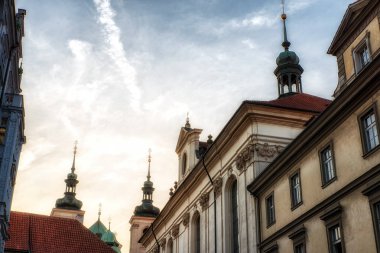 Prague, Çek Cumhuriyeti 04 Nisan 2018: Podol çeyrek Prag şehir merkezinden metroyla, right (Doğu) nehir üzerinde yer alan bir ilçedir.