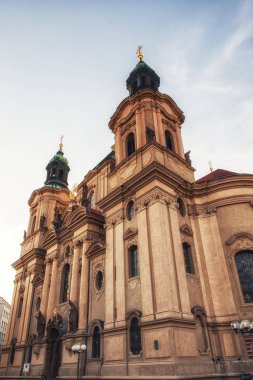 Prague, Çek Cumhuriyeti 04 Nisan 2018: Podol çeyrek Prag şehir merkezinden metroyla, right (Doğu) nehir üzerinde yer alan bir ilçedir.
