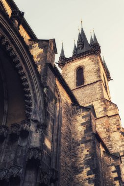 Prague, Çek Cumhuriyeti 04 Nisan 2018: Podol çeyrek Prag şehir merkezinden metroyla, right (Doğu) nehir üzerinde yer alan bir ilçedir.