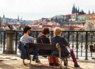 Prague, Çek Cumhuriyeti - prague, Nehri Vltava bankalardan güzel cityscape zevk Nisan 04:People.
