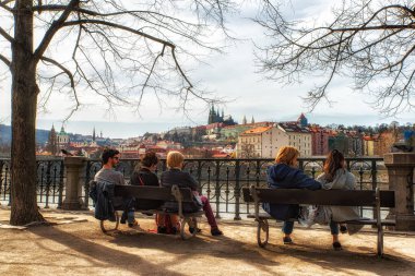 Prague, Çek Cumhuriyeti - prague, Nehri Vltava bankalardan güzel cityscape zevk Nisan 04:People.