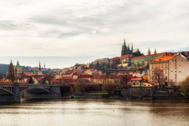 Prague, Çek Cumhuriyeti - Nisan 04: Prag, kale ve St. Vitus Katedrali. Çek Cumhuriyeti