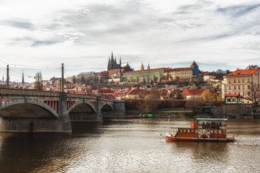 Prague, Çek Cumhuriyeti - 04 Nisan, ahşap tur tekne ile tarihi kent merkezine ve arka plan kilisede Prag Nehri üzerinde