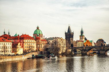 Prague, Çek Cumhuriyeti - 04 Nisan 2018: Doğal görünüm Vltava Nehri ve Prag tarihi merkezi, bina ve yapılar eski Town, Prague, Çek Cumhuriyeti