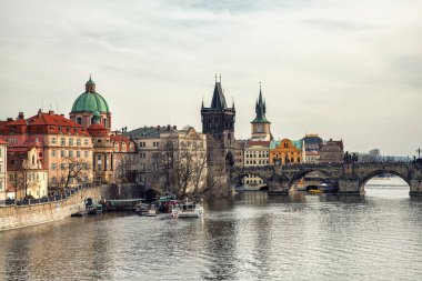 Prague, Çek Cumhuriyeti - 04 Nisan 2018: Doğal görünüm Vltava Nehri ve Prag tarihi merkezi, bina ve yapılar eski Town, Prague, Çek Cumhuriyeti