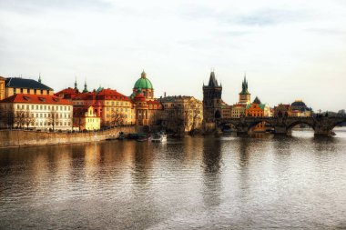 Prague, Çek Cumhuriyeti - Nisan 04: doğal bahar günbatımı hava Old Town iskele mimarisi ve Charles Köprüsü üzerinden görünüm Vltava Nehri Prag, Çek Cumhuriyeti