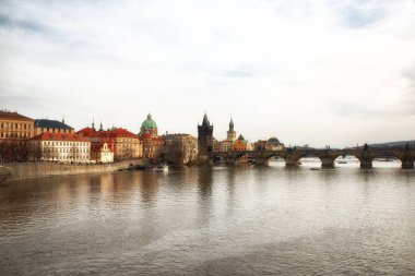 Prague, Çek Cumhuriyeti - Nisan 04: doğal bahar günbatımı hava Old Town iskele mimarisi ve Charles Köprüsü üzerinden görünüm Vltava Nehri Prag, Çek Cumhuriyeti