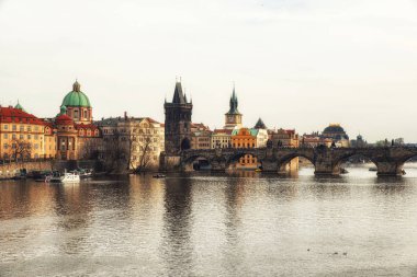 Prague, Çek Cumhuriyeti - Nisan 04: doğal bahar günbatımı hava Old Town iskele mimarisi ve Charles Köprüsü üzerinden görünüm Vltava Nehri Prag, Çek Cumhuriyeti