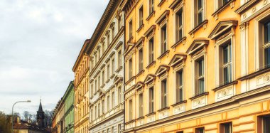 Prague, Çek Cumhuriyeti - Nisan 04: cephe farklı renklerle şehir merkezinin binaların