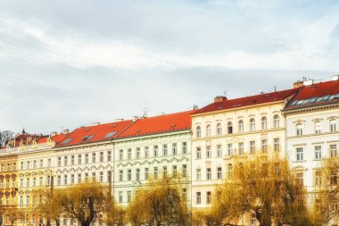 Prague, Çek Cumhuriyeti - Nisan 04: cephe farklı renklerle şehir merkezinin binaların