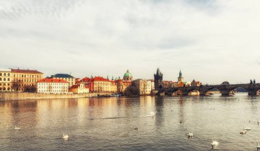 Prague, Çek Cumhuriyeti - Nisan 04: Prag Charles Köprüsü ve Stare Mesto oldtown, Çek Cumhuriyeti ile