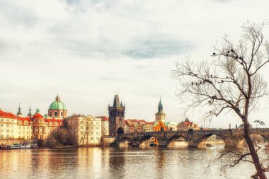 Prague, Çek Cumhuriyeti - Nisan 04: Prag Charles Köprüsü ve Stare Mesto oldtown, Çek Cumhuriyeti ile