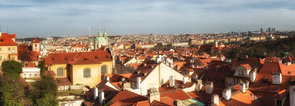 Prague, Çek Cumhuriyeti, 04 Nisan 2018: kilise kule ve çatıları Prag Skyline Prag, Çek Cumhuriyeti