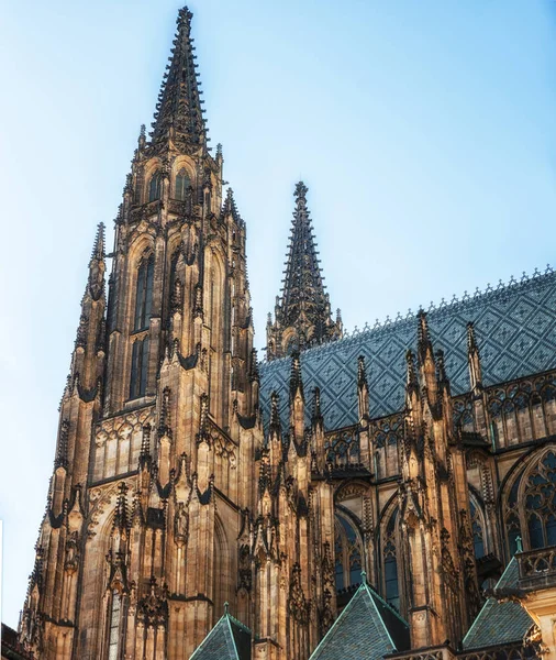 Prague, Çek Cumhuriyeti, 04 Nisan 2018: Gothic Cathedral St. Vitus, Prague, Çek Cumhuriyeti, Avrupa'nın Batı kuleleri