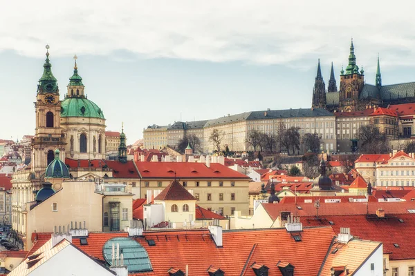 Prague, Çek Cumhuriyeti - Nisan 04: Lesser Town, St.Nicholas Kilisesi ve Prague Castle, Prague, Çek Cumhuriyeti