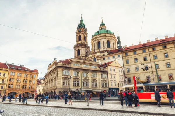 Prague, Çek Cumhuriyeti - Nisan 04: daha az, Prag şehir St Nicholas Katedrali ile