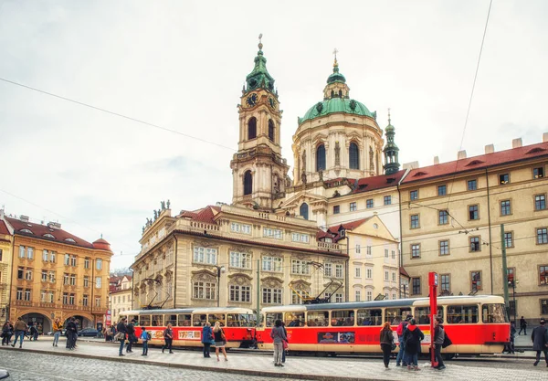 Prague, Çek Cumhuriyeti - Nisan 04: daha az, Prag şehir St Nicholas Katedrali ile
