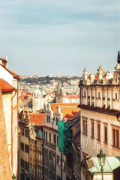 Prague, Çek Cumhuriyeti - Nisan 04: eski tarihi cepheler Prag mavi gökyüzü