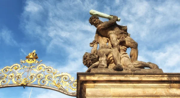 Praga República Checa Abril Estatua Del Gigante Combatiente Sobre Entrada — Foto de Stock