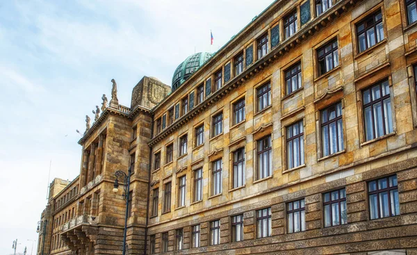 Prague, Çek Cumhuriyeti - Nisan 04: TC Sanayi ve ticari yapılar Prag. Josef Fanta tarafından tasarlanmış. Bina cam kubbe ile.