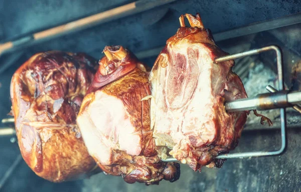 Prag zirvesinde füme domuz eti kızartma