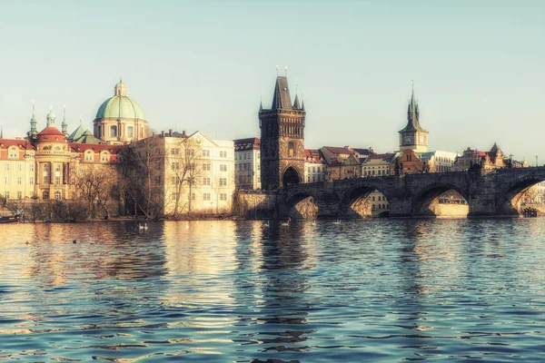 Praga Czechy Kwietnia Widok Wełtawę Most Karola Zabłysło Zachód Słońca — Zdjęcie stockowe