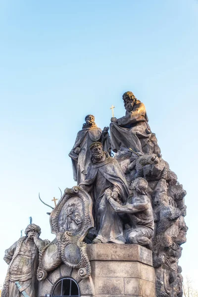 Prag Tjeckien April Grupp Statyn Heliga Vid Karlsbron Prag — Stockfoto