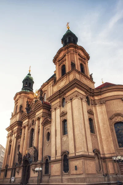 Prague, Çek Cumhuriyeti 04 Nisan 2018: Podol çeyrek Prag şehir merkezinden metroyla, right (Doğu) nehir üzerinde yer alan bir ilçedir.