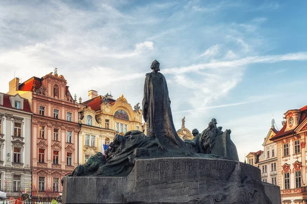 Prague, Çek Cumhuriyeti 04 Nisan 2018: Podol çeyrek Prag şehir merkezinden metroyla, right (Doğu) nehir üzerinde yer alan bir ilçedir.