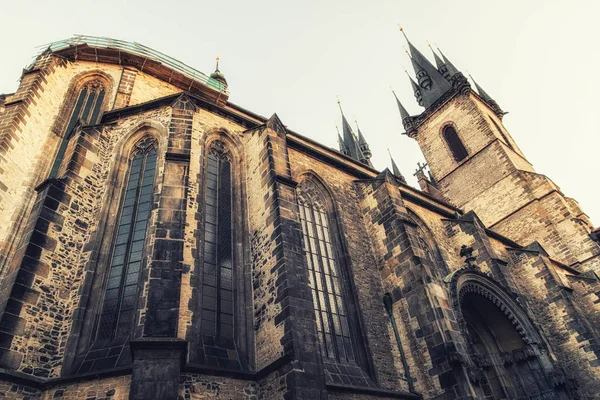 Prague, Çek Cumhuriyeti 04 Nisan 2018: Podol çeyrek Prag şehir merkezinden metroyla, right (Doğu) nehir üzerinde yer alan bir ilçedir.