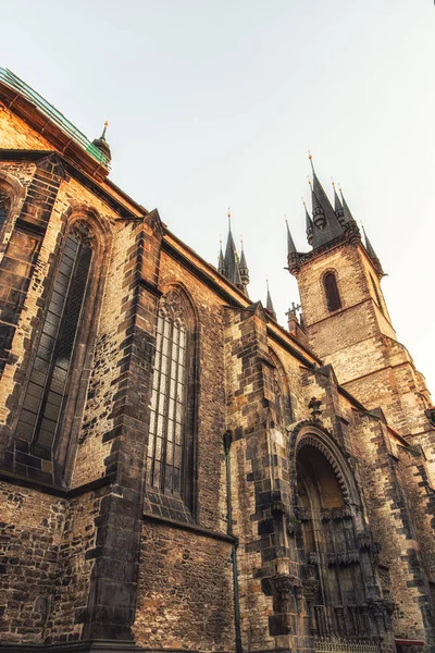 Prague, Çek Cumhuriyeti 04 Nisan 2018: Podol çeyrek Prag şehir merkezinden metroyla, right (Doğu) nehir üzerinde yer alan bir ilçedir.