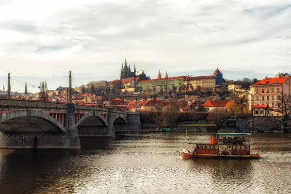 Prague Repubblica Ceca Aprile Tour Barca Legno Sul Fiume Praga — Foto Stock