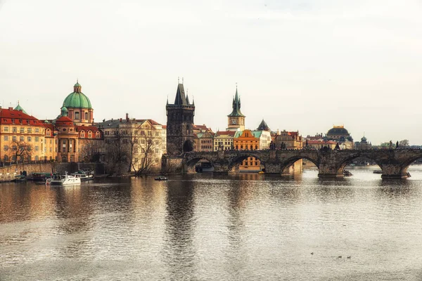 Prague, Çek Cumhuriyeti - Nisan 04: doğal bahar günbatımı hava Old Town iskele mimarisi ve Charles Köprüsü üzerinden görünüm Vltava Nehri Prag, Çek Cumhuriyeti