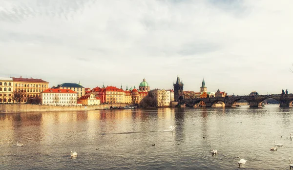 Prague, Çek Cumhuriyeti - Nisan 04: Prag Charles Köprüsü ve Stare Mesto oldtown, Çek Cumhuriyeti ile