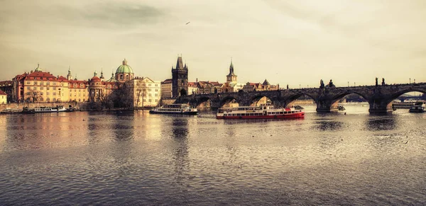 Прага Чехия Апреля Живописный Вид Реку Влтаву Исторический Центр Праги — стоковое фото