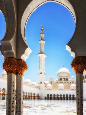 Abu Dhabi, Birleşik Arap Emirlikleri - 20 Haziran 2018: Sheikh Zayed Grand Camii Abu Dhabi öğleden sonra güneş ışığı altında.