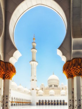 Abu Dhabi, Birleşik Arap Emirlikleri - 20 Haziran 2018: Sheikh Zayed Grand Camii Abu Dhabi öğleden sonra güneş ışığı altında.