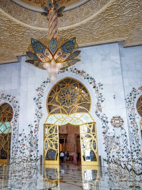 Abu Dhabi, Birleşik Arap Emirlikleri - 20 Haziran 2018: iç in Şeyh Zayed Ulu Camii Abu Dhabi, Birleşik Arap Emirlikleri sermaye city