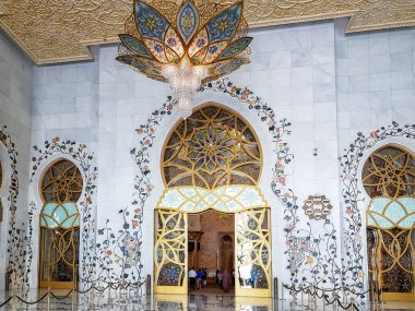 Abu Dhabi, Birleşik Arap Emirlikleri - 20 Haziran 2018: iç in Şeyh Zayed Ulu Camii Abu Dhabi, Birleşik Arap Emirlikleri sermaye city