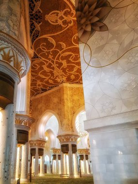 Abu Dhabi, Birleşik Arap Emirlikleri - 20 Haziran 2018: iç in Şeyh Zayed Ulu Camii Abu Dhabi, Birleşik Arap Emirlikleri sermaye city